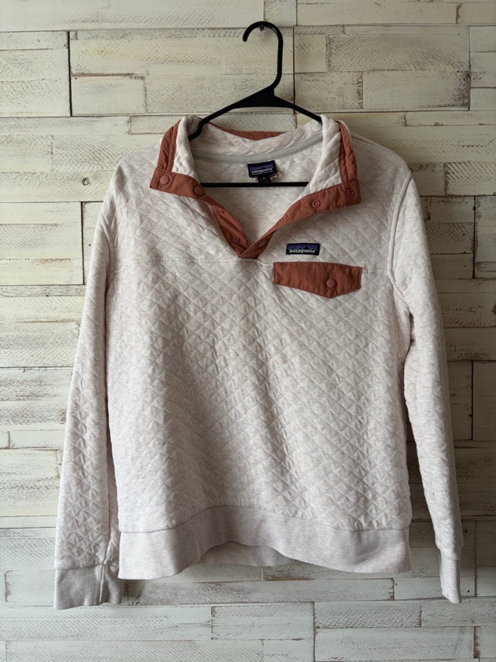 Patagonia Cream Quilted V-Neck Pullover with Rust Accents cotton womens small